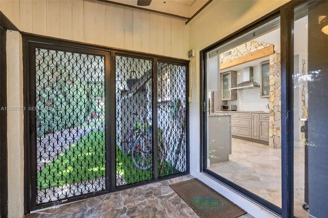 Activo con contrato: $925,000 (3 camas, 2 baños, 2469 Pies cuadrados)