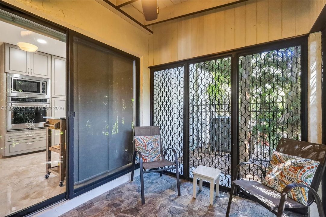 Activo con contrato: $925,000 (3 camas, 2 baños, 2469 Pies cuadrados)