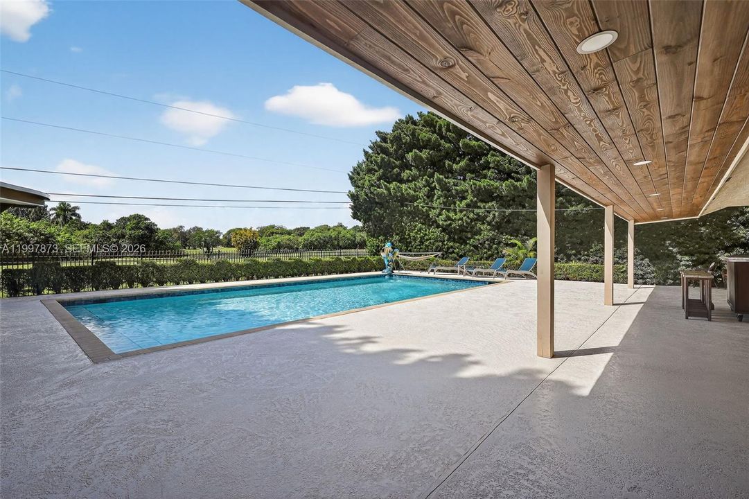 Activo con contrato: $925,000 (3 camas, 2 baños, 2469 Pies cuadrados)