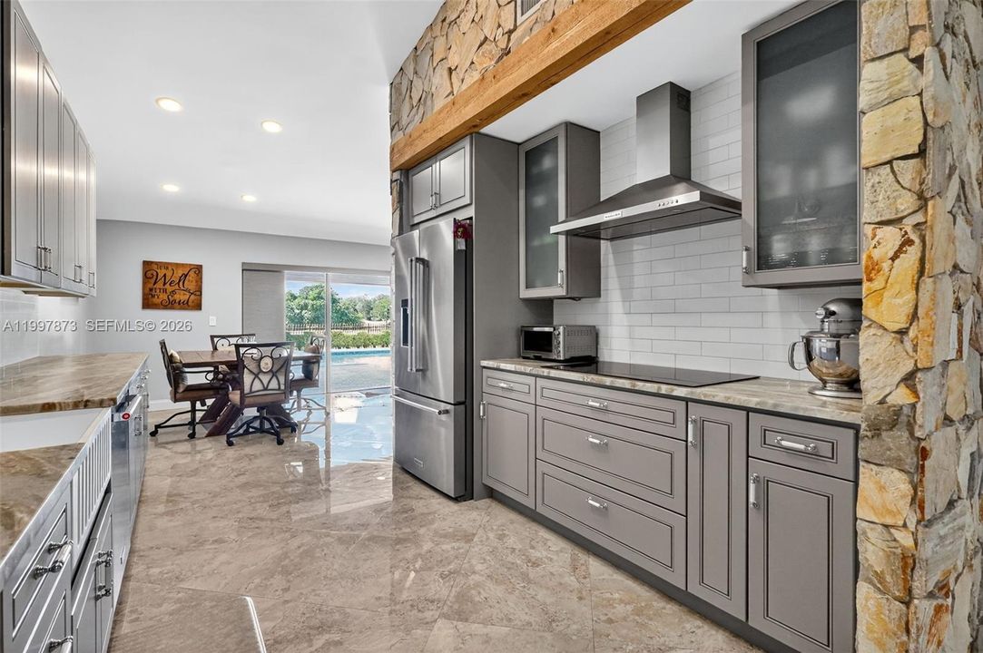 Activo con contrato: $925,000 (3 camas, 2 baños, 2469 Pies cuadrados)