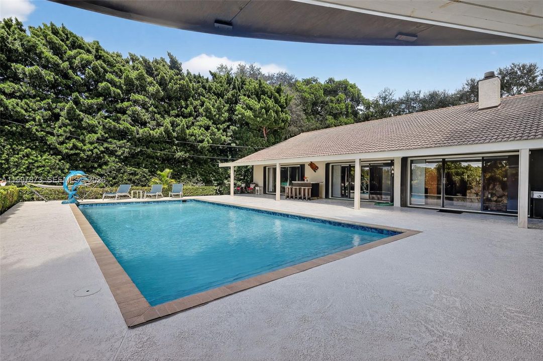 Activo con contrato: $925,000 (3 camas, 2 baños, 2469 Pies cuadrados)