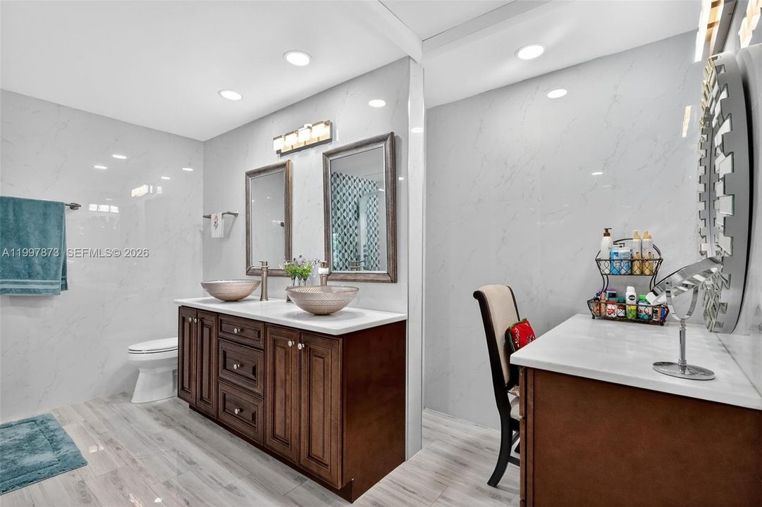 Activo con contrato: $925,000 (3 camas, 2 baños, 2469 Pies cuadrados)
