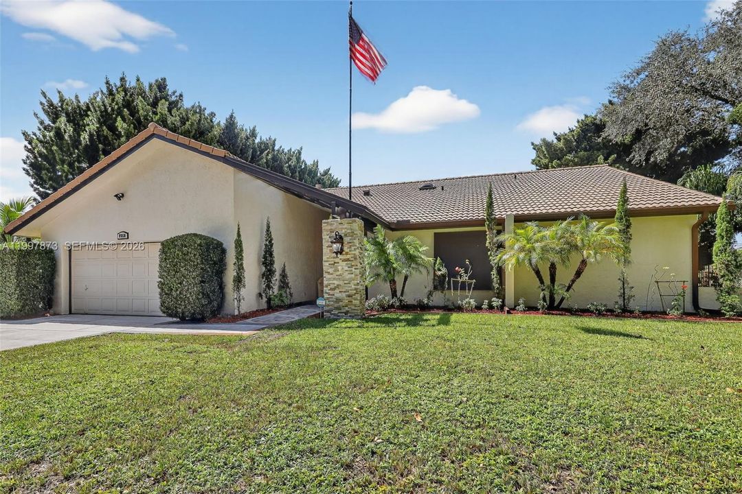 Activo con contrato: $925,000 (3 camas, 2 baños, 2469 Pies cuadrados)