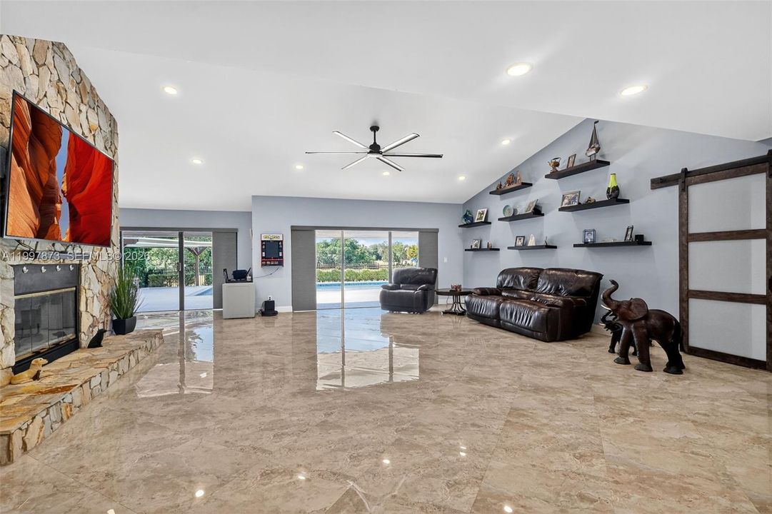 Activo con contrato: $925,000 (3 camas, 2 baños, 2469 Pies cuadrados)