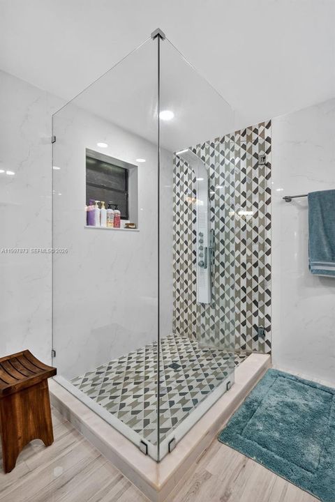 Activo con contrato: $925,000 (3 camas, 2 baños, 2469 Pies cuadrados)