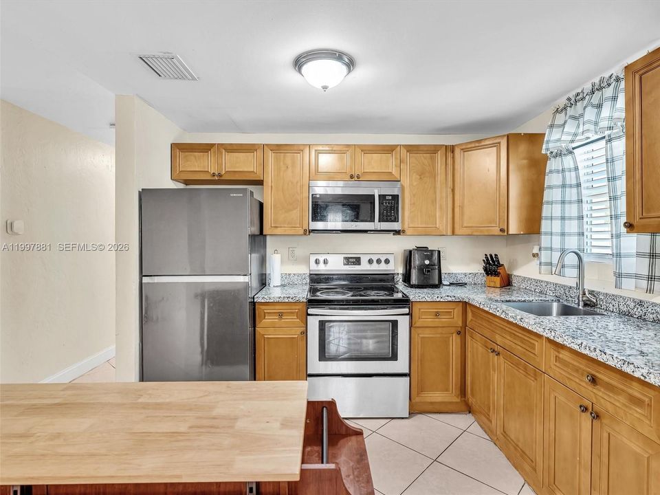 Под контрактом: $364,900 (3 спален, 2 ванн, 1313 Квадратных фут)