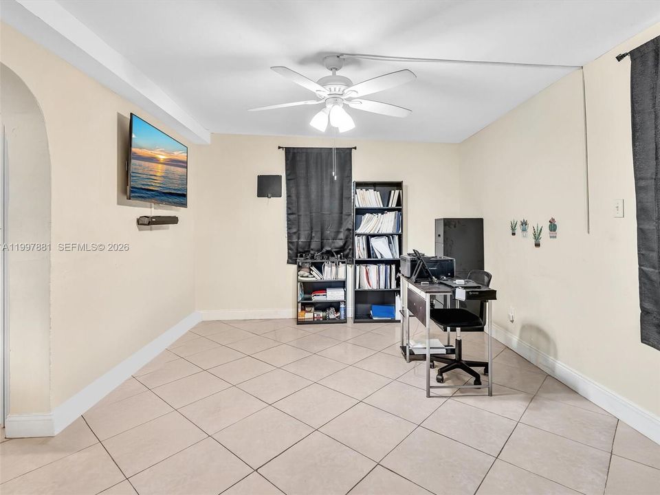 Под контрактом: $364,900 (3 спален, 2 ванн, 1313 Квадратных фут)