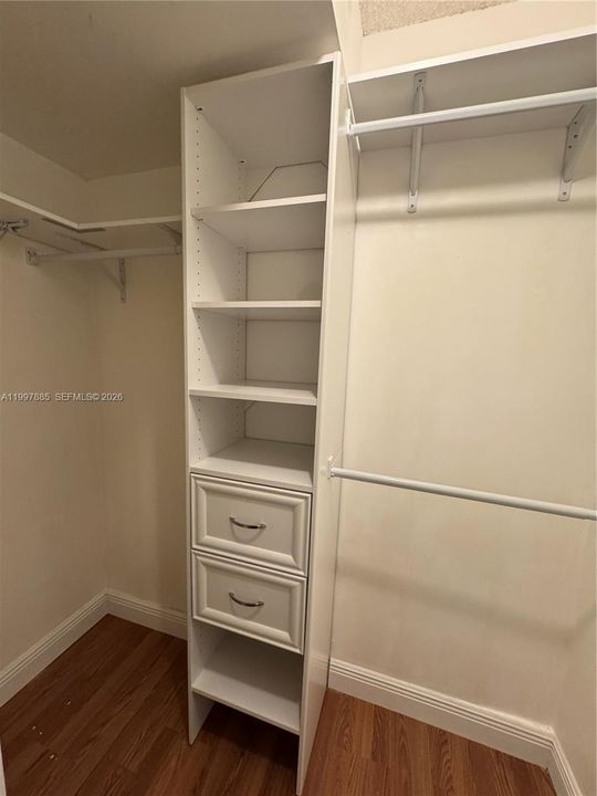 For Sale: $195,000 (1 beds, 1 baths, 846 Square Feet)
