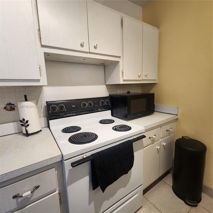 For Sale: $170,000 (1 beds, 1 baths, 700 Square Feet)