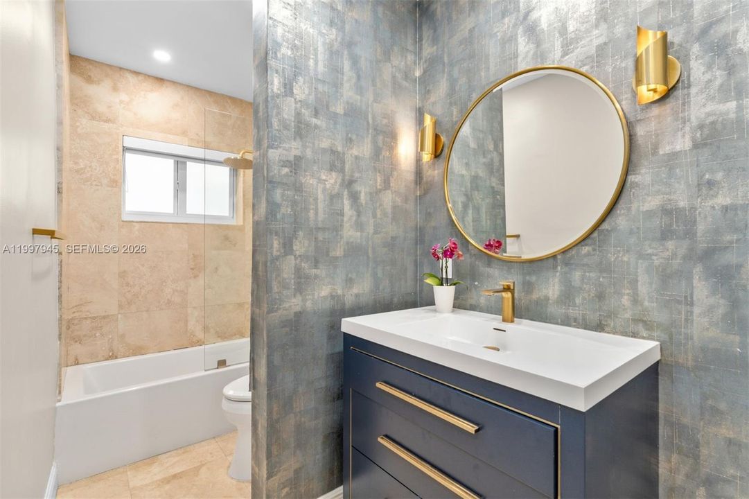 Second en-suite bath with hallway access