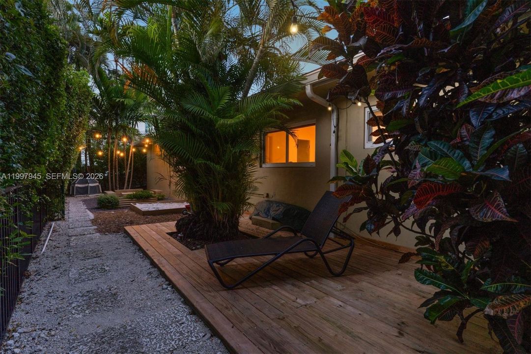 Side yard deck