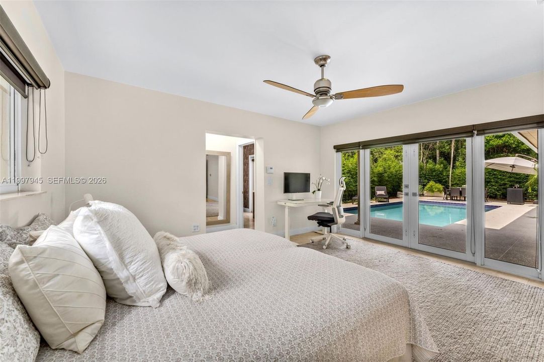 Primary suite w/ walk-in closet and en-suite