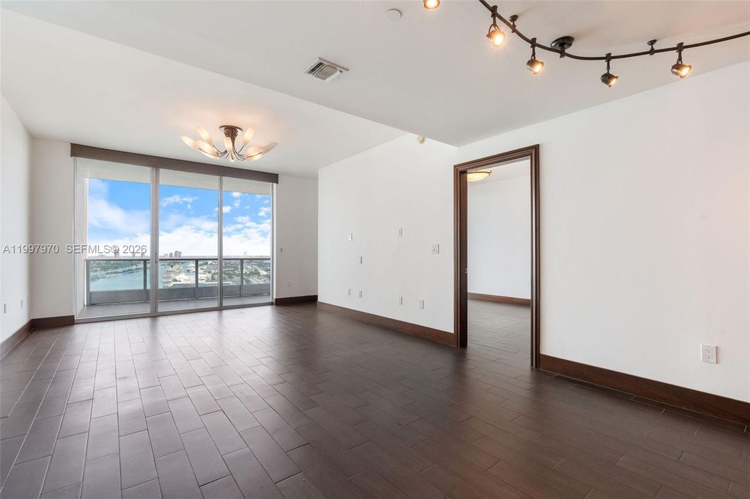 For Sale: $999,000 (2 beds, 3 baths, 1575 Square Feet)