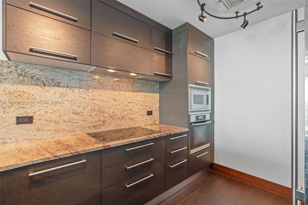 For Sale: $999,000 (2 beds, 3 baths, 1575 Square Feet)