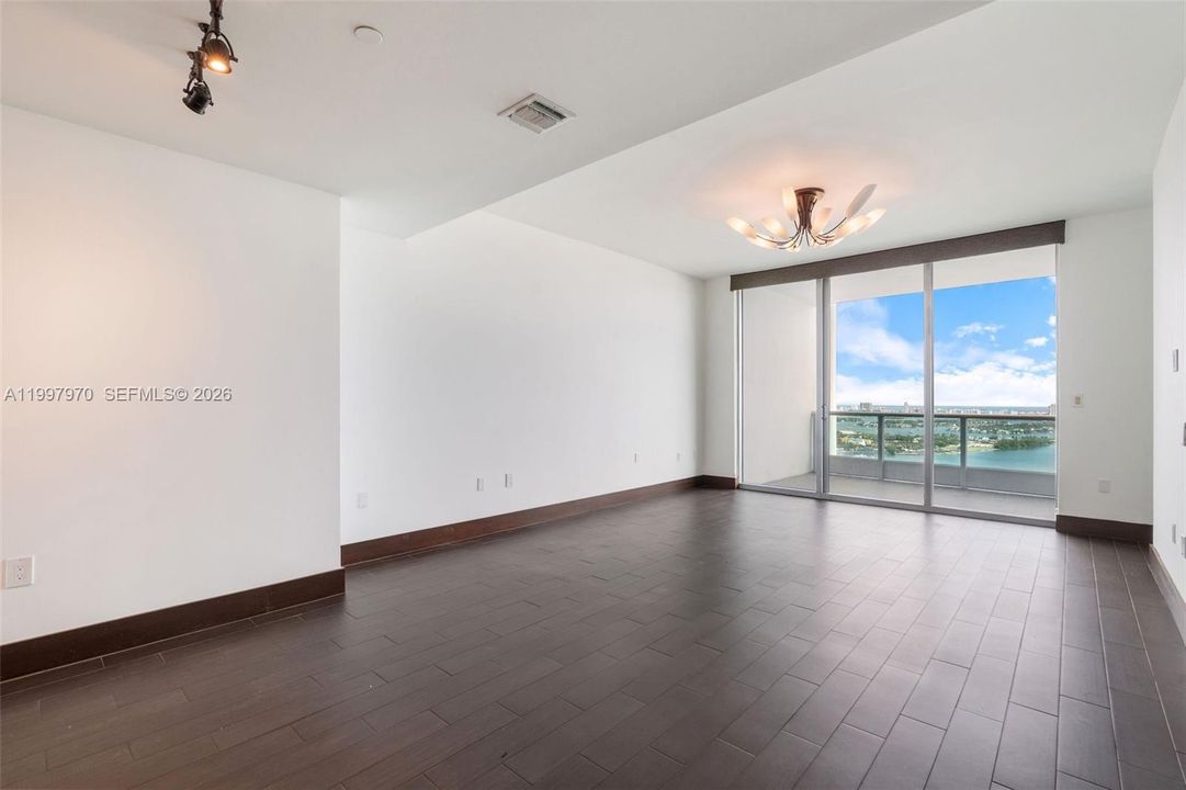 For Sale: $999,000 (2 beds, 3 baths, 1575 Square Feet)