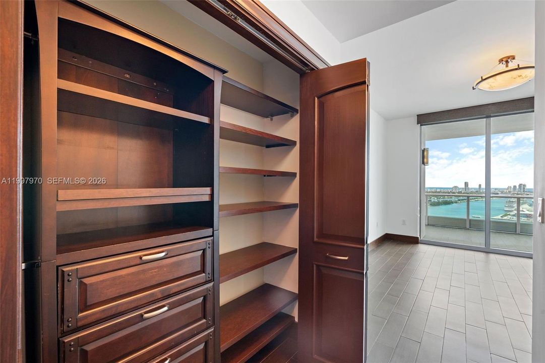 For Sale: $999,000 (2 beds, 3 baths, 1575 Square Feet)