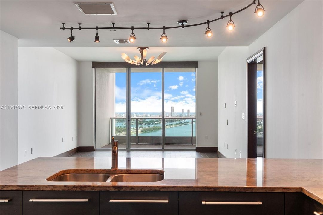 For Sale: $999,000 (2 beds, 3 baths, 1575 Square Feet)