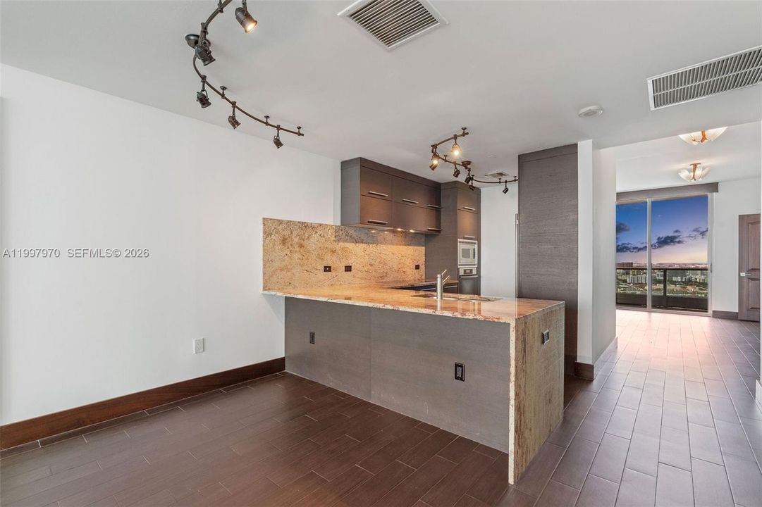 For Sale: $999,000 (2 beds, 3 baths, 1575 Square Feet)