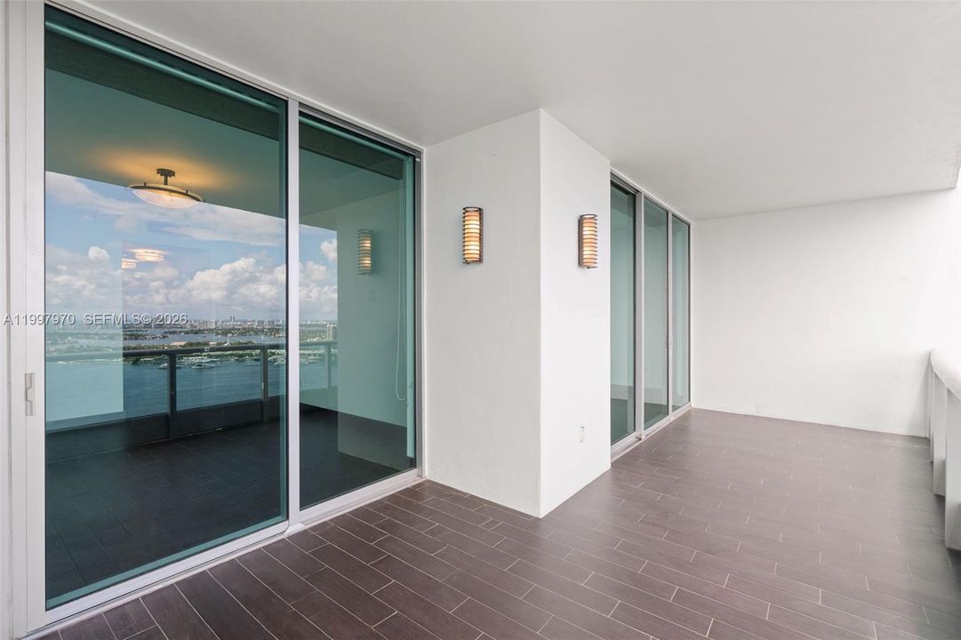 For Sale: $999,000 (2 beds, 3 baths, 1575 Square Feet)