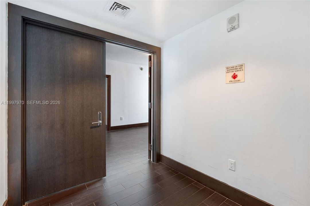 For Sale: $999,000 (2 beds, 3 baths, 1575 Square Feet)