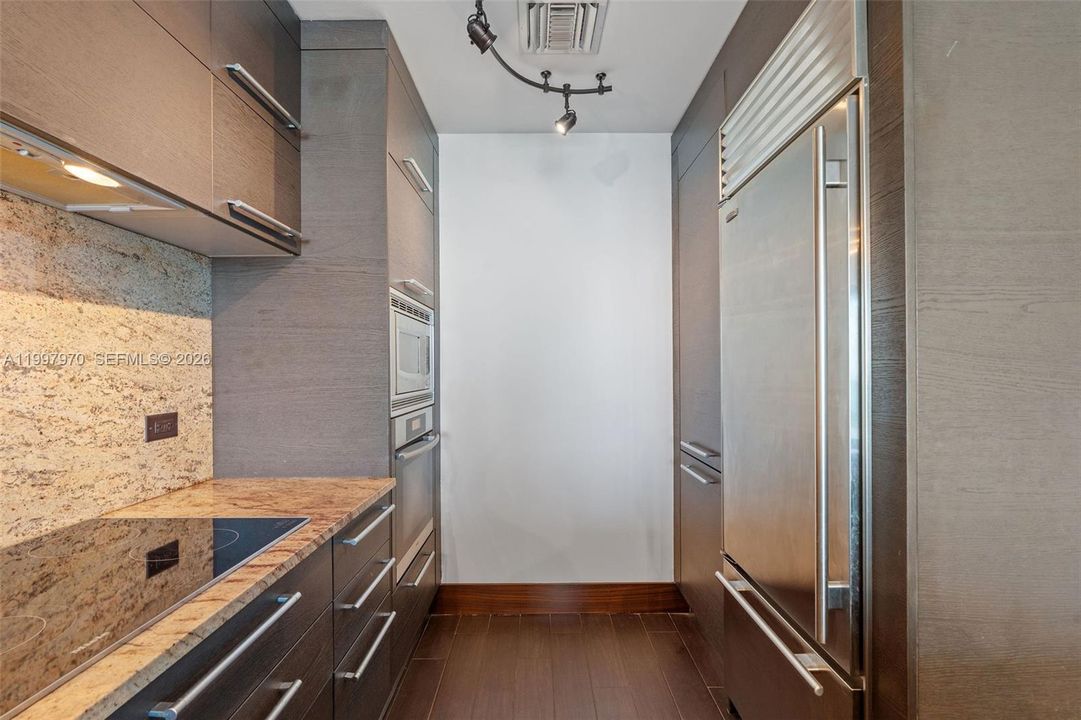 For Sale: $999,000 (2 beds, 3 baths, 1575 Square Feet)