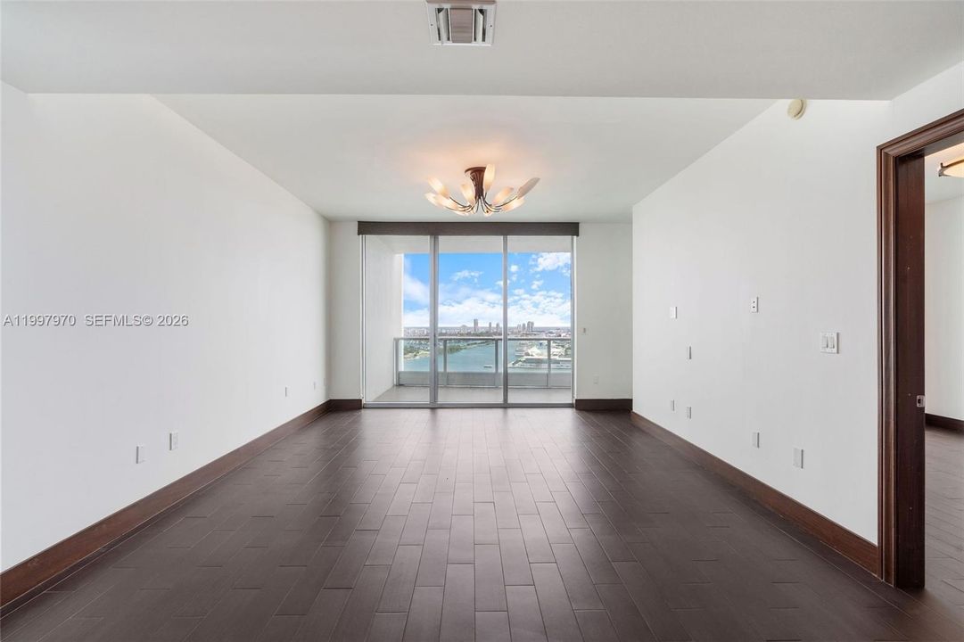 For Sale: $999,000 (2 beds, 3 baths, 1575 Square Feet)