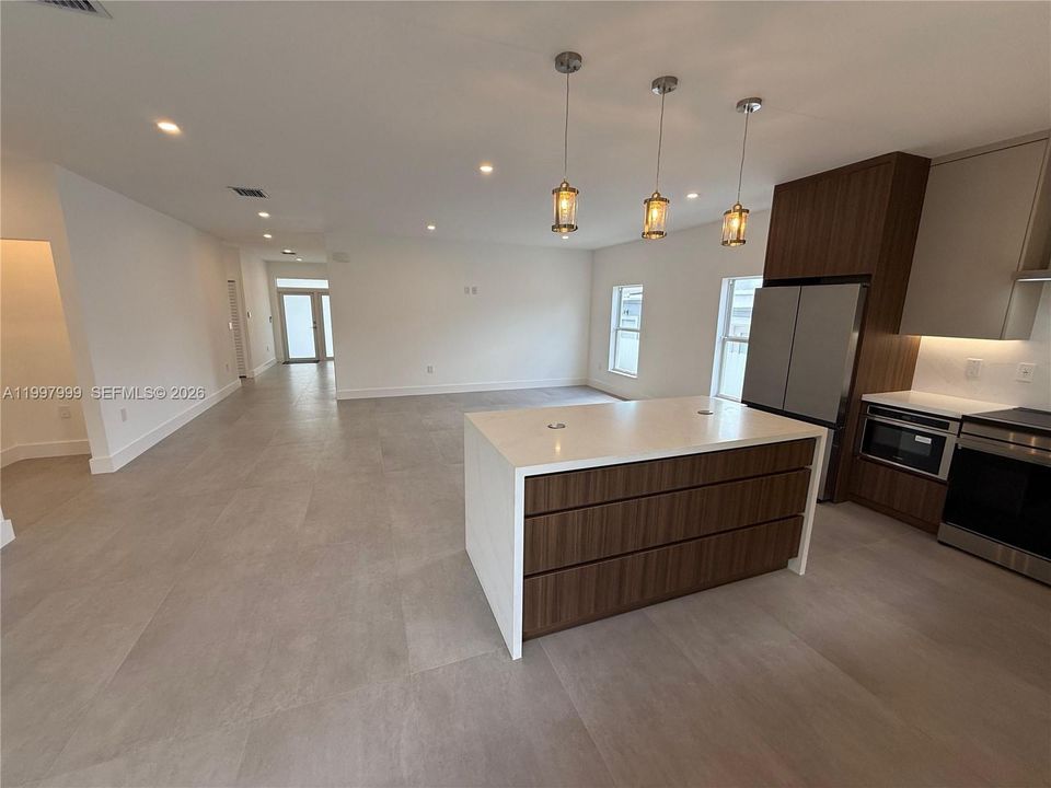 Activo con contrato: $865,000 (3 camas, 2 baños, 1870 Pies cuadrados)