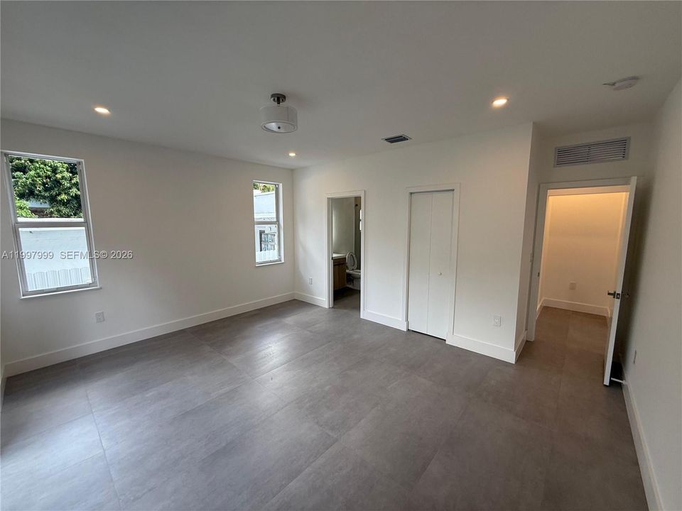 Activo con contrato: $865,000 (3 camas, 2 baños, 1870 Pies cuadrados)