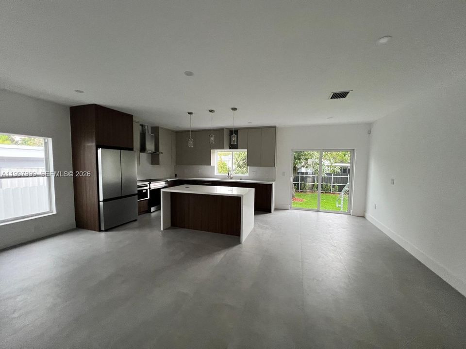 Activo con contrato: $865,000 (3 camas, 2 baños, 1870 Pies cuadrados)