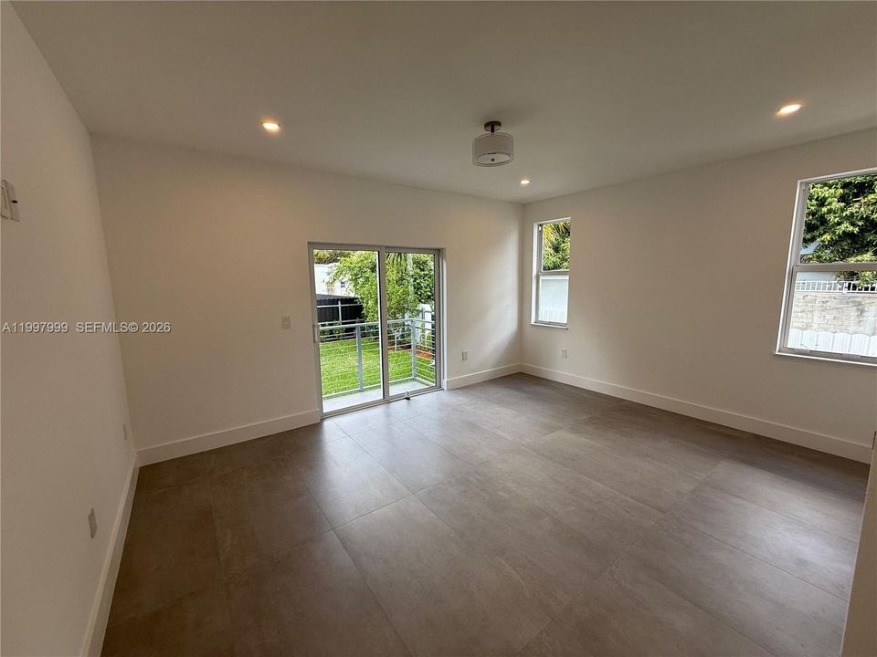 Activo con contrato: $865,000 (3 camas, 2 baños, 1870 Pies cuadrados)