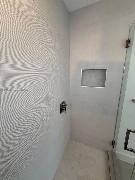Activo con contrato: $865,000 (3 camas, 2 baños, 1870 Pies cuadrados)
