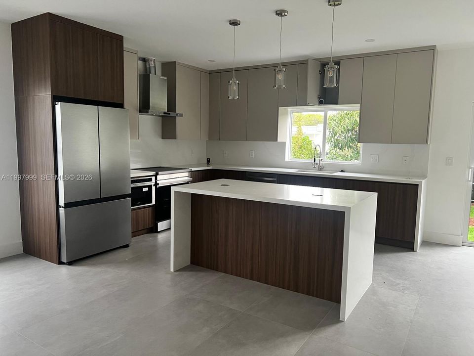 Activo con contrato: $865,000 (3 camas, 2 baños, 1870 Pies cuadrados)