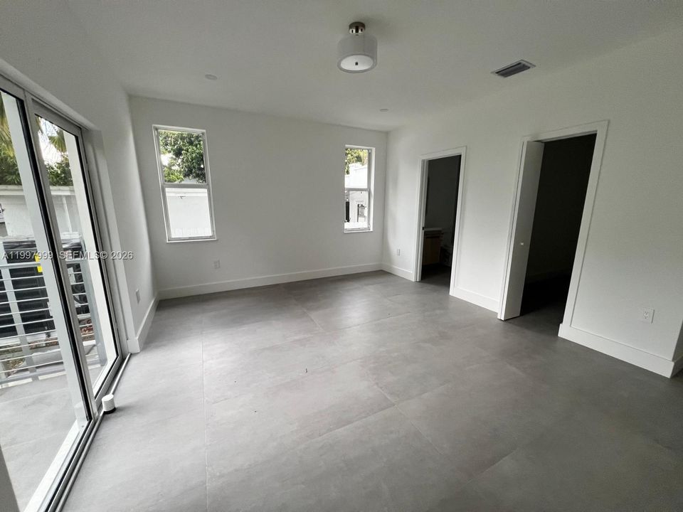 Activo con contrato: $865,000 (3 camas, 2 baños, 1870 Pies cuadrados)