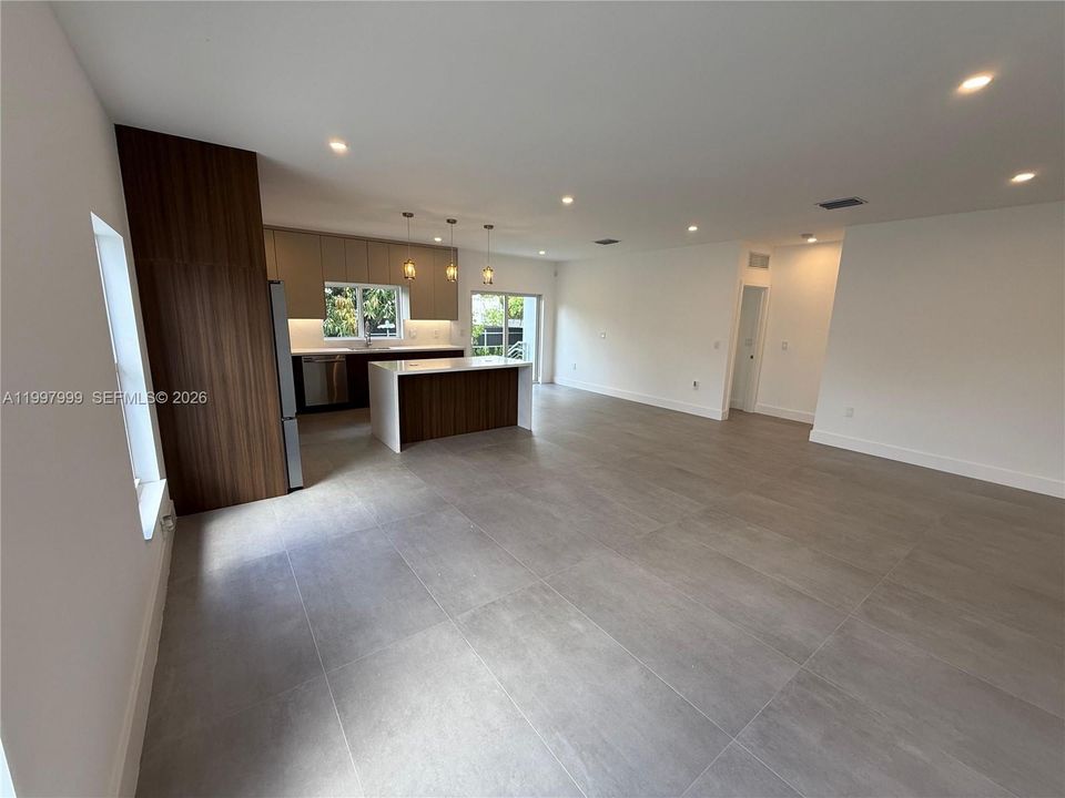 Activo con contrato: $865,000 (3 camas, 2 baños, 1870 Pies cuadrados)