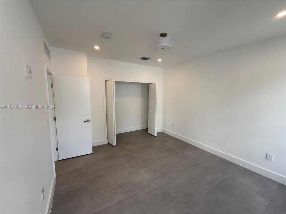 Activo con contrato: $865,000 (3 camas, 2 baños, 1870 Pies cuadrados)