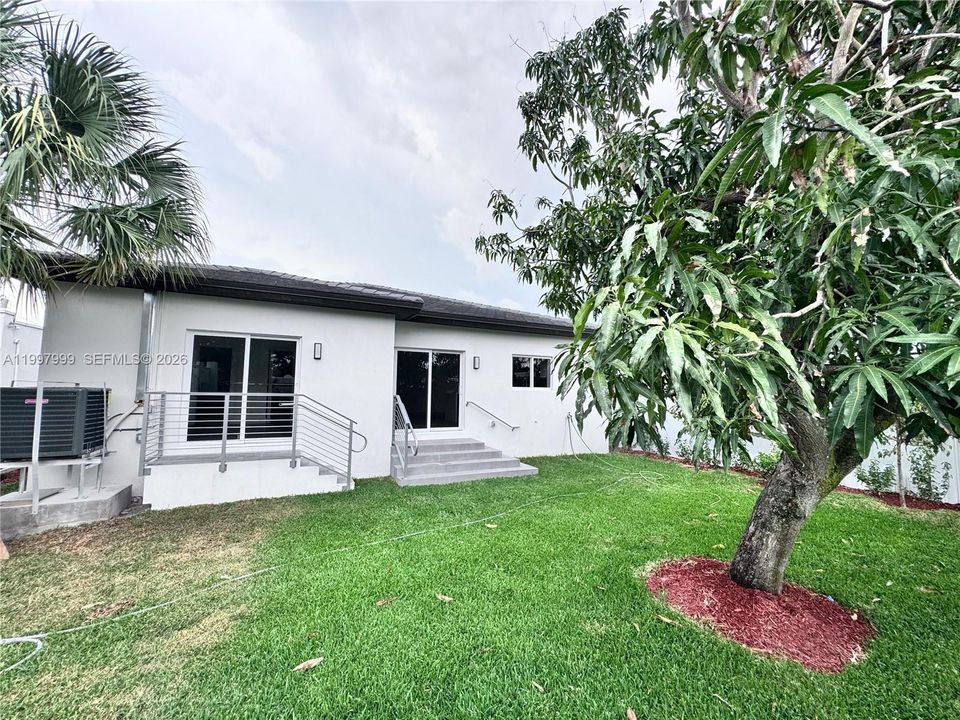 Activo con contrato: $865,000 (3 camas, 2 baños, 1870 Pies cuadrados)