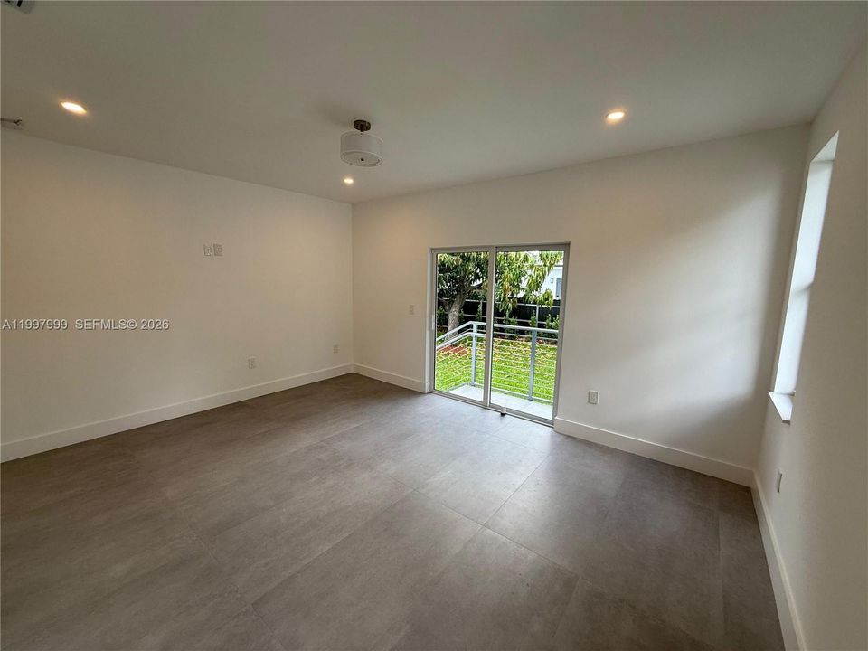Activo con contrato: $865,000 (3 camas, 2 baños, 1870 Pies cuadrados)