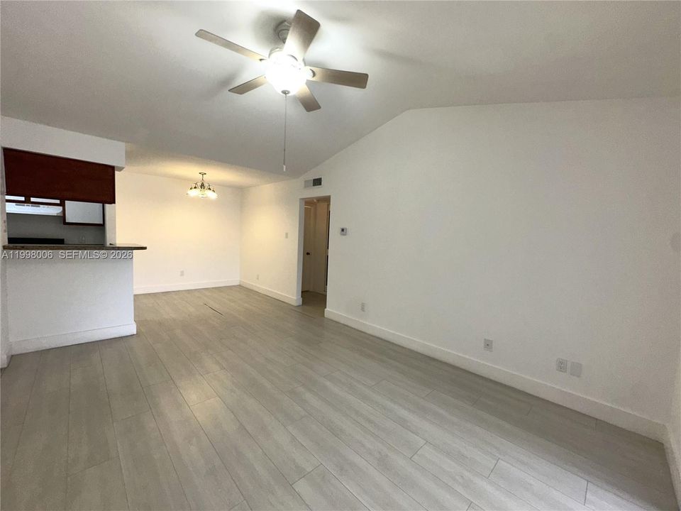 For Rent: $1,700 (1 beds, 1 baths, 808 Square Feet)