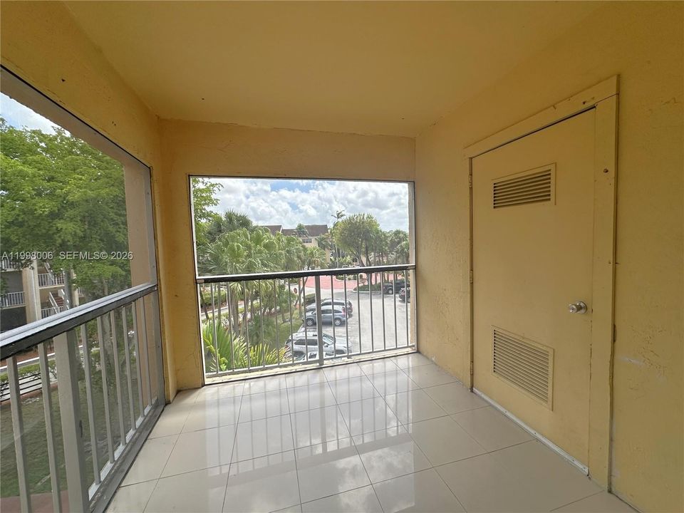 For Rent: $1,700 (1 beds, 1 baths, 808 Square Feet)