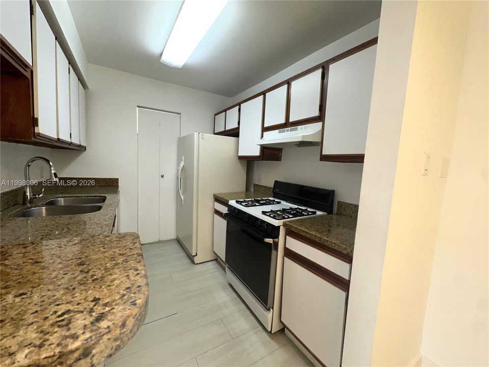 For Rent: $1,700 (1 beds, 1 baths, 808 Square Feet)