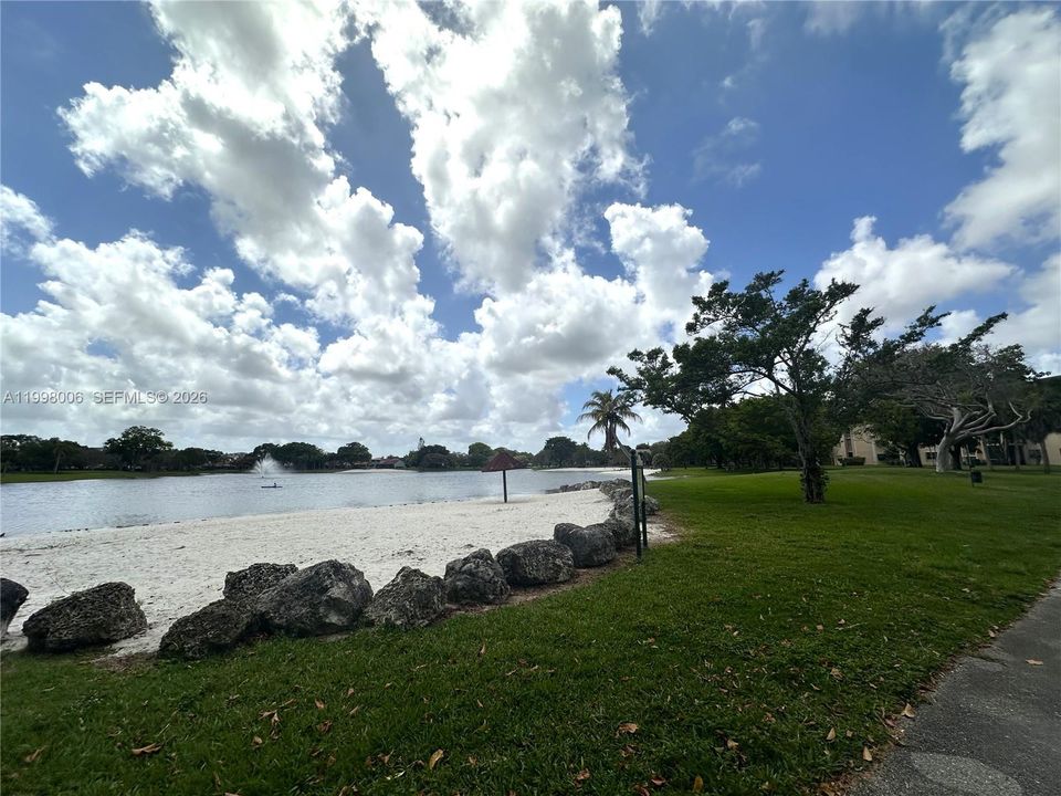 For Rent: $1,700 (1 beds, 1 baths, 808 Square Feet)
