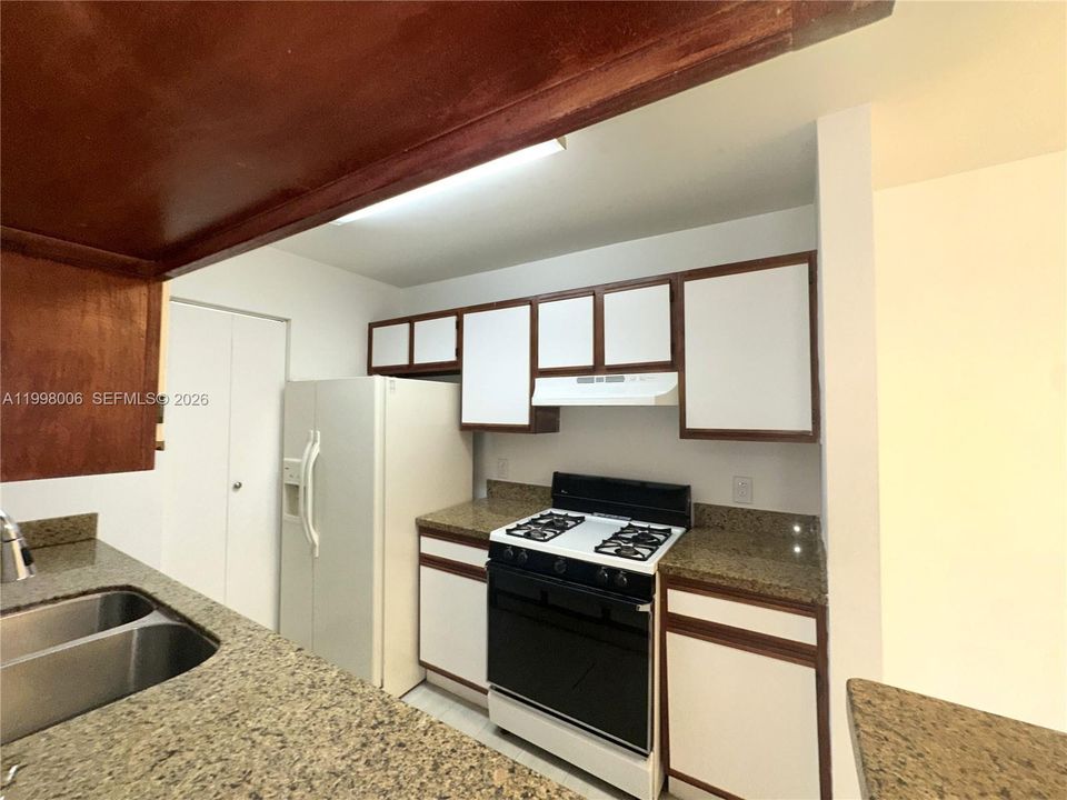 For Rent: $1,700 (1 beds, 1 baths, 808 Square Feet)