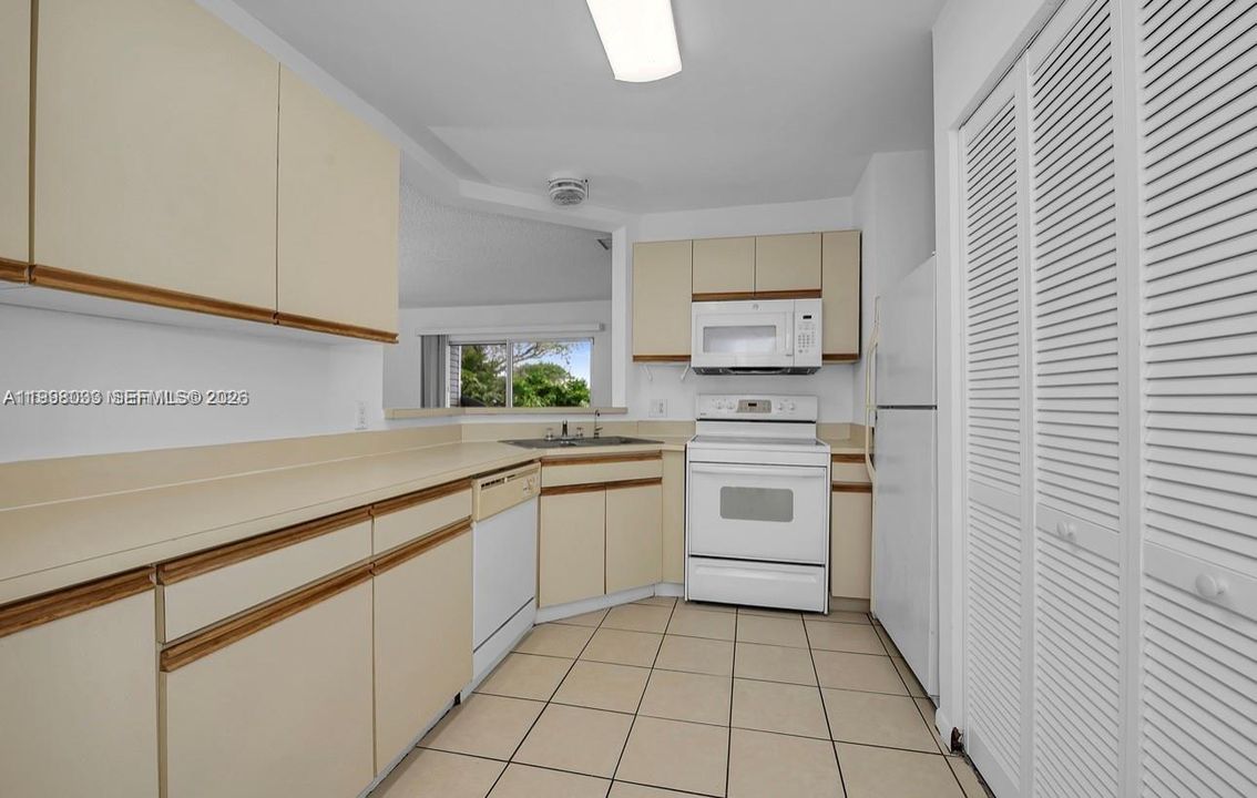 На продажу: $198,000 (2 спален, 2 ванн, 1020 Квадратных фут)