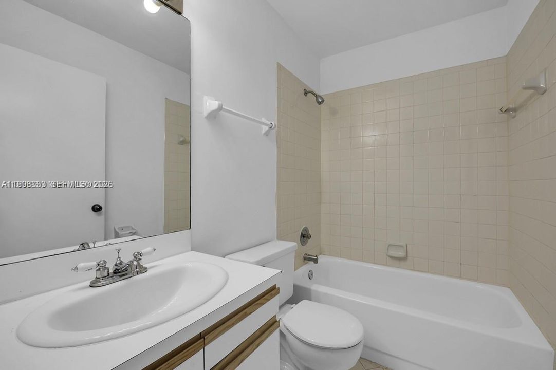 На продажу: $198,000 (2 спален, 2 ванн, 1020 Квадратных фут)