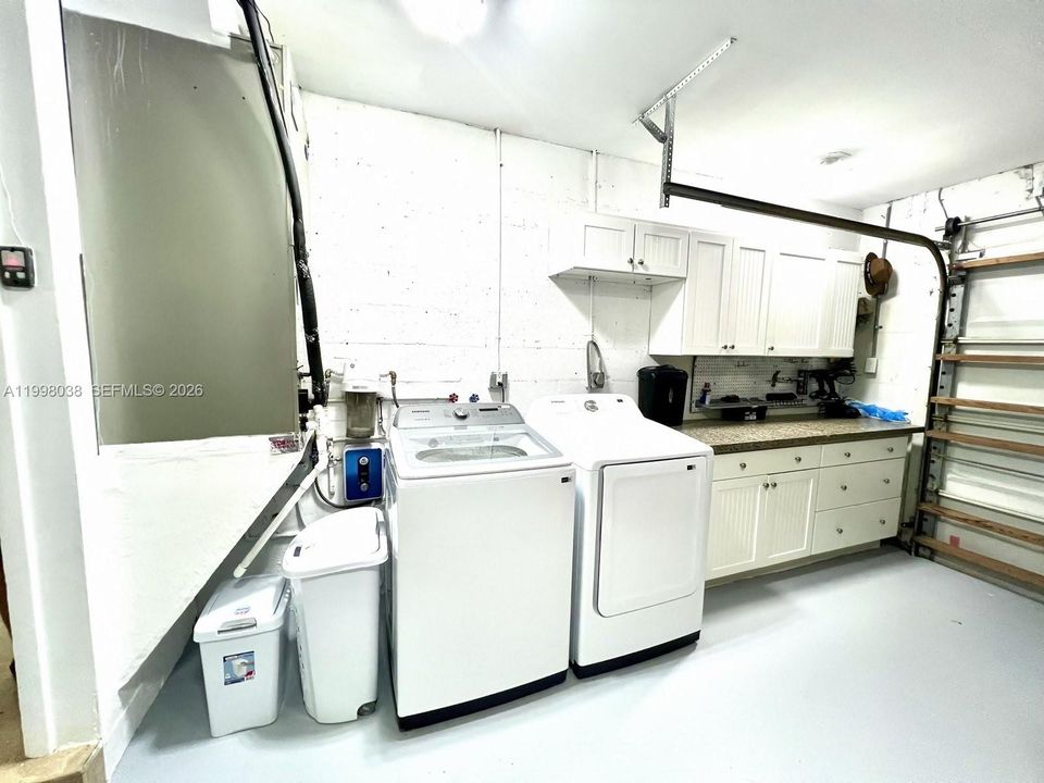 Под контрактом: $2,990 (3 спален, 2 ванн, 1317 Квадратных фут)
