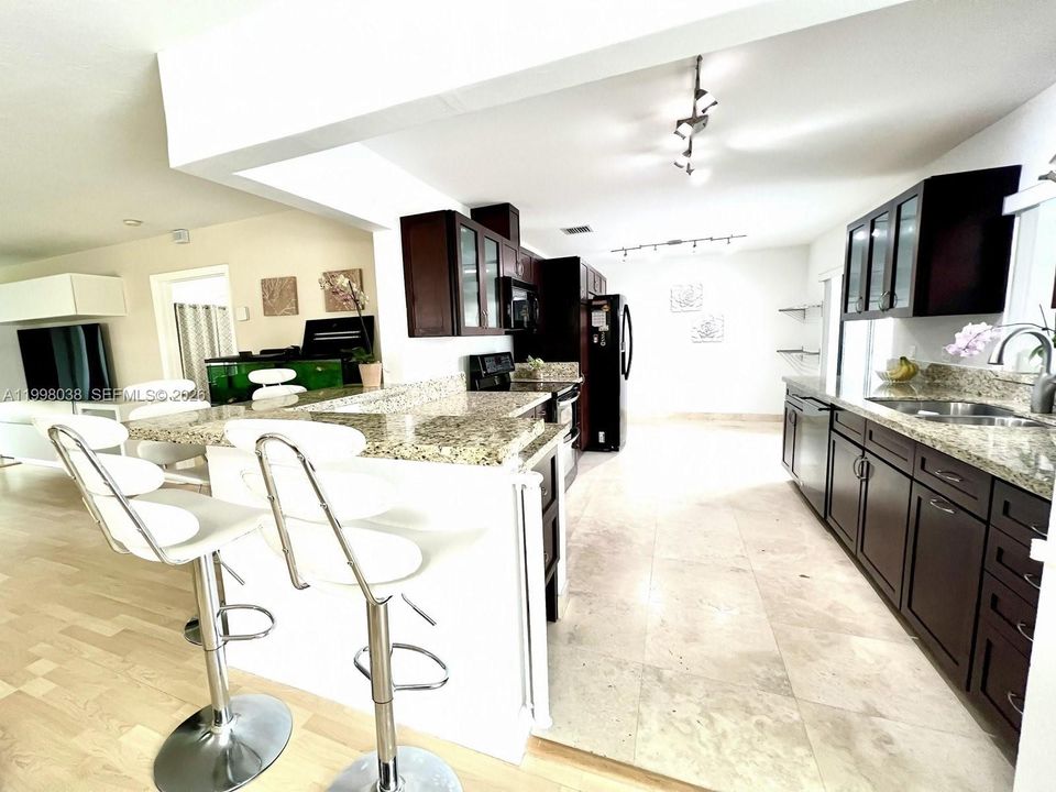 Под контрактом: $2,990 (3 спален, 2 ванн, 1317 Квадратных фут)