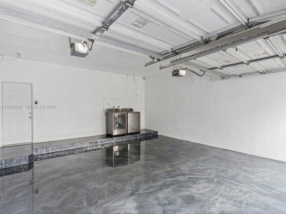 Activo con contrato: $850,000 (3 camas, 2 baños, 2210 Pies cuadrados)