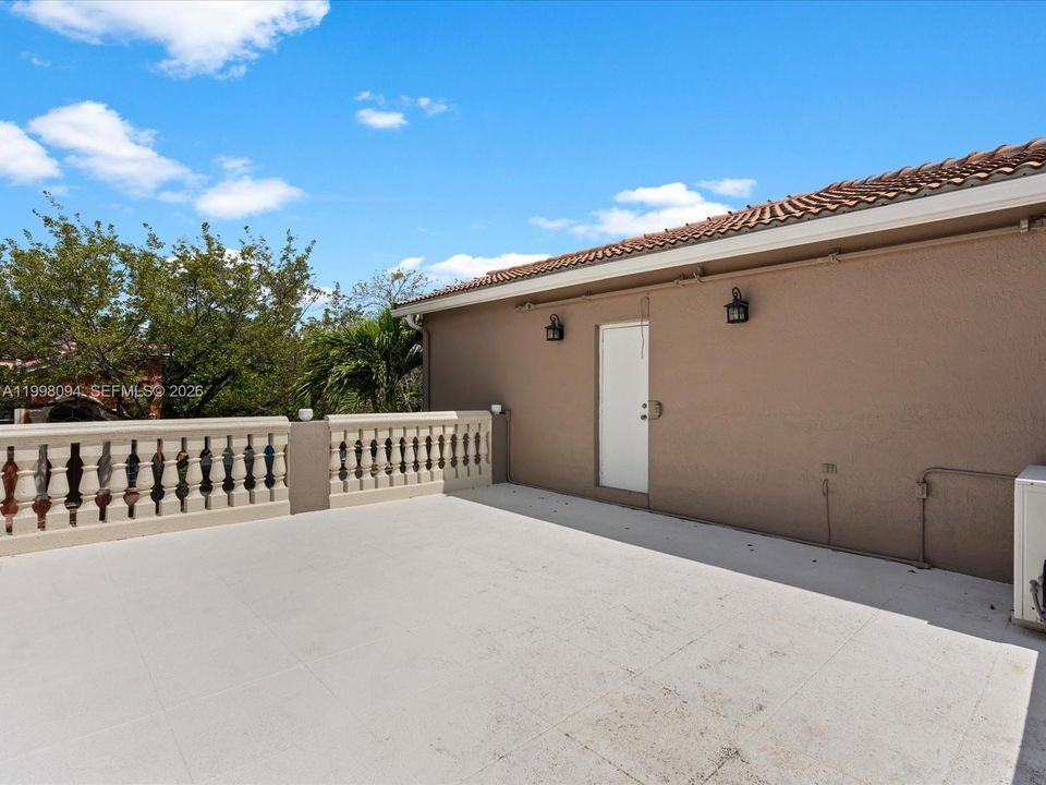 Activo con contrato: $850,000 (3 camas, 2 baños, 2210 Pies cuadrados)