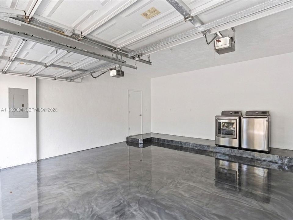 Activo con contrato: $850,000 (3 camas, 2 baños, 2210 Pies cuadrados)