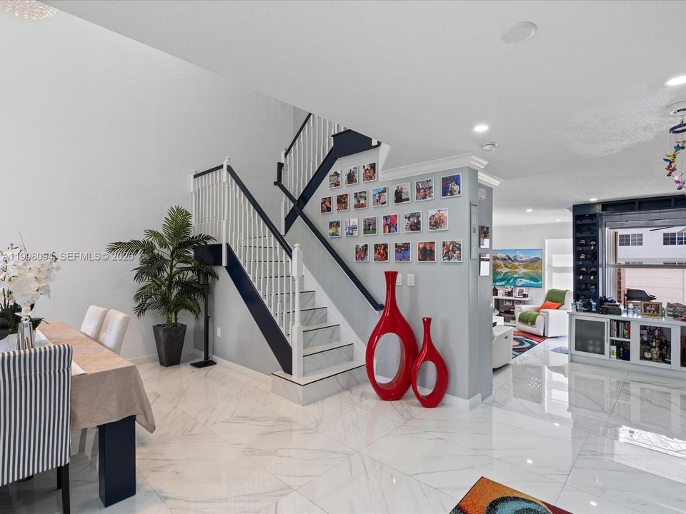 Activo con contrato: $850,000 (3 camas, 2 baños, 2210 Pies cuadrados)